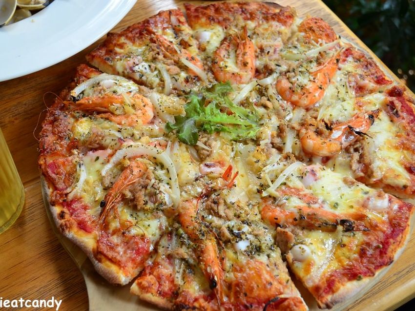 一中美食_Gray House 灰房子│台中義式料理推薦！澎湃的海鮮披薩，還有超牽絲的乳酪條~ - 愛伊特candy的分享樂園