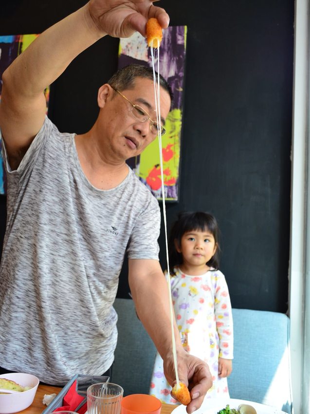 一中美食_Gray House 灰房子│台中義式料理推薦！澎湃的海鮮披薩，還有超牽絲的乳酪條~ - 愛伊特candy的分享樂園