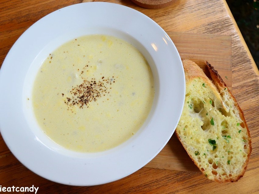 一中美食_Gray House 灰房子│台中義式料理推薦！澎湃的海鮮披薩，還有超牽絲的乳酪條~ - 愛伊特candy的分享樂園