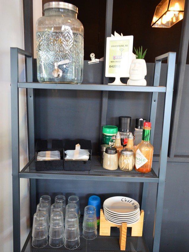 一中美食_Gray House 灰房子│台中義式料理推薦！澎湃的海鮮披薩，還有超牽絲的乳酪條~ - 愛伊特candy的分享樂園