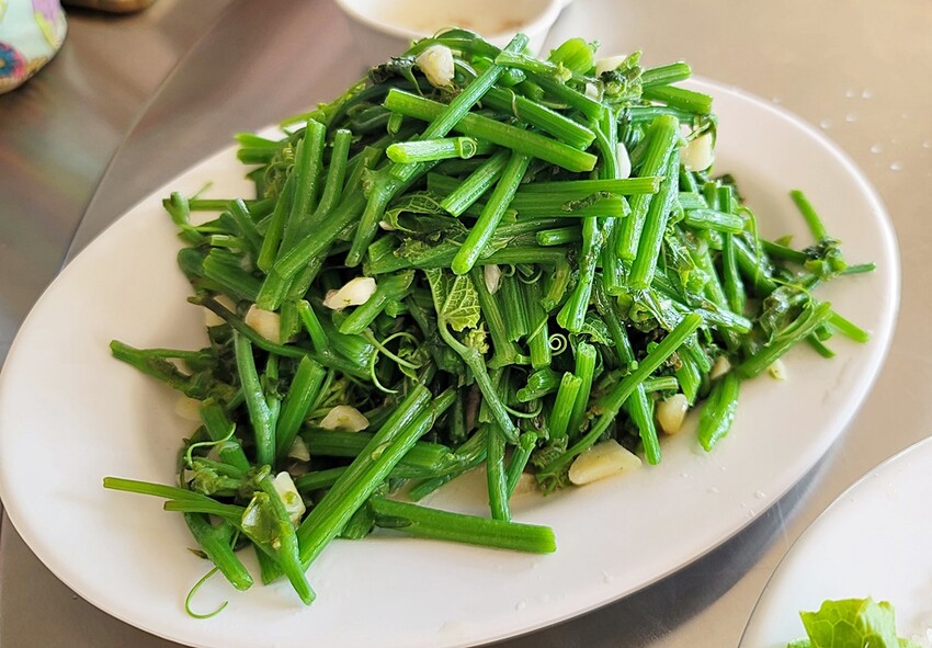 南投縣埔里鎮藏匿在筊白筍田中央的活魚料理，想吃記得先預約！！！