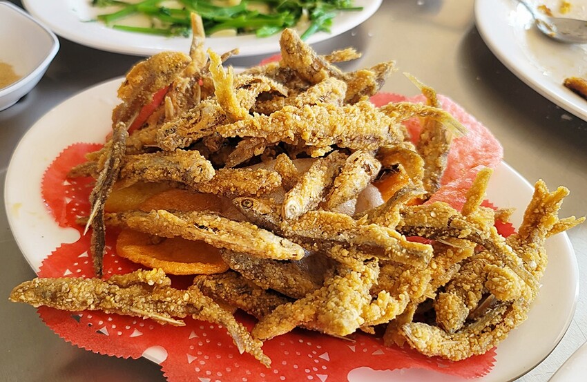 南投縣埔里鎮藏匿在筊白筍田中央的活魚料理，想吃記得先預約！！！