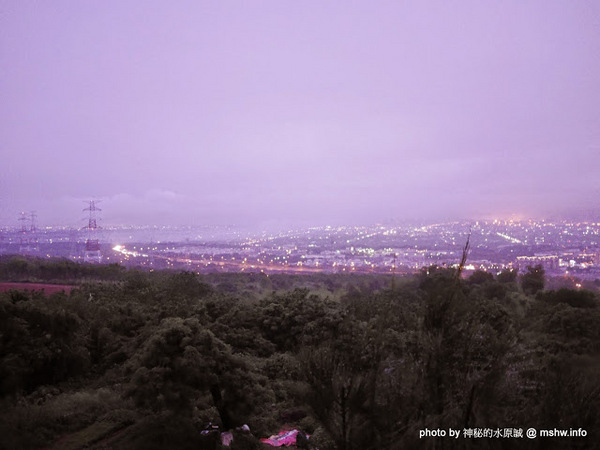 岳家庄夜景咖啡廳：【食記】台中岳家庄夜景咖啡廳.夜生活@沙鹿東海藝術街&都會公園後山 : 以咖啡,輕食,披薩與鐵塔佐海線夜景…