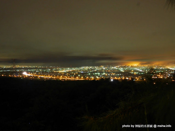 岳家庄夜景咖啡廳：【食記】台中岳家庄夜景咖啡廳.夜生活@沙鹿東海藝術街&都會公園後山 : 以咖啡,輕食,披薩與鐵塔佐海線夜景…