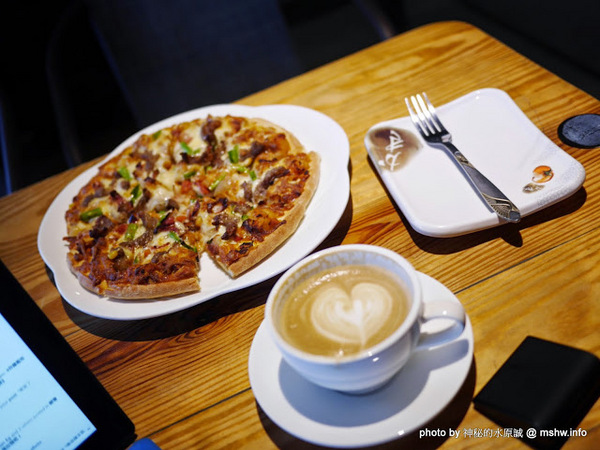 岳家庄夜景咖啡廳：【食記】台中岳家庄夜景咖啡廳.夜生活@沙鹿東海藝術街&都會公園後山 : 以咖啡,輕食,披薩與鐵塔佐海線夜景…