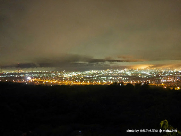 岳家庄夜景咖啡廳：【食記】台中岳家庄夜景咖啡廳.夜生活@沙鹿東海藝術街&都會公園後山 : 以咖啡,輕食,披薩與鐵塔佐海線夜景…