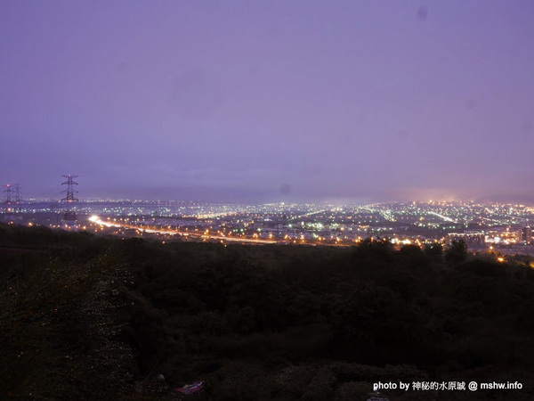 岳家庄夜景咖啡廳：【食記】台中岳家庄夜景咖啡廳.夜生活@沙鹿東海藝術街&都會公園後山 : 以咖啡,輕食,披薩與鐵塔佐海線夜景…