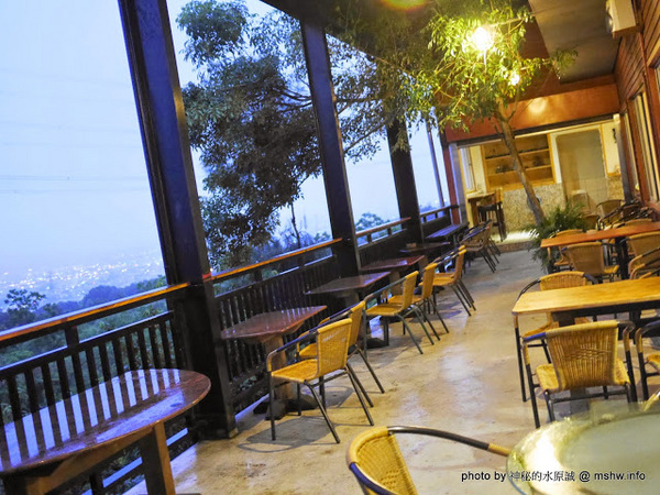 岳家庄夜景咖啡廳：【食記】台中岳家庄夜景咖啡廳.夜生活@沙鹿東海藝術街&都會公園後山 : 以咖啡,輕食,披薩與鐵塔佐海線夜景…