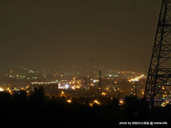 岳家庄夜景咖啡廳：【食記】台中岳家庄夜景咖啡廳.夜生活@沙鹿東海藝術街&都會公園後山 : 以咖啡,輕食,披薩與鐵塔佐海線夜景…
