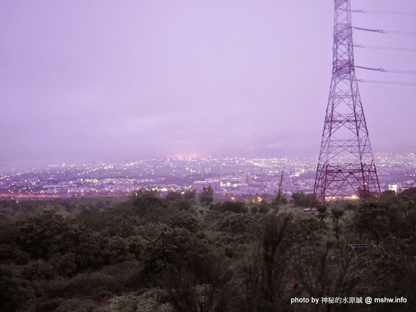 岳家庄夜景咖啡廳：【食記】台中岳家庄夜景咖啡廳.夜生活@沙鹿東海藝術街&都會公園後山 : 以咖啡,輕食,披薩與鐵塔佐海線夜景…