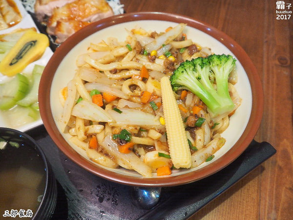 三郎食府:三郎食府,滷豬排醬汁好入味,還有熱炒菜色~