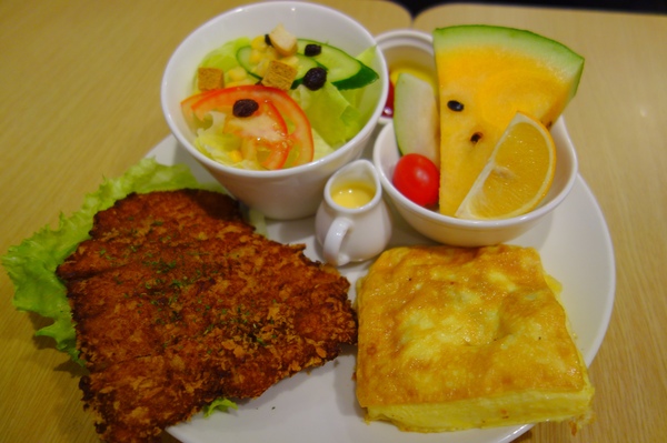 咖啡家coffee+(漢口店)：1040502[官本金文愛台灣]台中市北區咖啡家coffee+漢口店早午餐或下午茶平價高CP值便宜又大碗的餐點學生小資上班族最愛