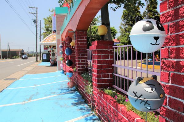 桃園龍貓公車站：【桃園觀音景點】和美幼稚園旁龍貓~和豆豆龍陪你一起搭巴士/糖果屋城堡-彩繪浮球好吸睛