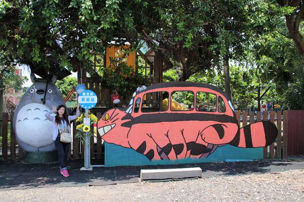 桃園龍貓公車站：【桃園觀音景點】和美幼稚園旁龍貓~和豆豆龍陪你一起搭巴士/糖果屋城堡-彩繪浮球好吸睛