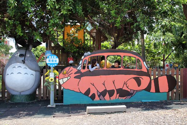 桃園龍貓公車站：【桃園觀音景點】和美幼稚園旁龍貓~和豆豆龍陪你一起搭巴士/糖果屋城堡-彩繪浮球好吸睛