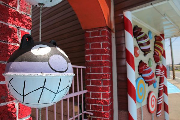 桃園龍貓公車站：【桃園觀音景點】和美幼稚園旁龍貓~和豆豆龍陪你一起搭巴士/糖果屋城堡-彩繪浮球好吸睛