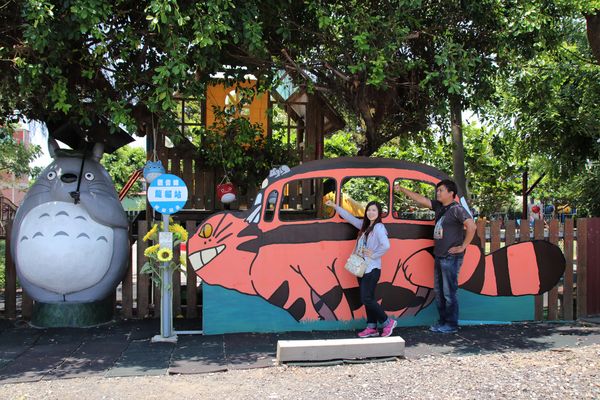 桃園龍貓公車站：【桃園觀音景點】和美幼稚園旁龍貓~和豆豆龍陪你一起搭巴士/糖果屋城堡-彩繪浮球好吸睛
