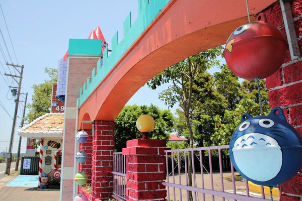 桃園龍貓公車站：【桃園觀音景點】和美幼稚園旁龍貓~和豆豆龍陪你一起搭巴士/糖果屋城堡-彩繪浮球好吸睛