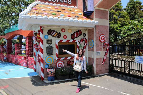 桃園龍貓公車站：【桃園觀音景點】和美幼稚園旁龍貓~和豆豆龍陪你一起搭巴士/糖果屋城堡-彩繪浮球好吸睛