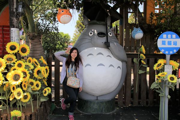 桃園龍貓公車站：【桃園觀音景點】和美幼稚園旁龍貓~和豆豆龍陪你一起搭巴士/糖果屋城堡-彩繪浮球好吸睛