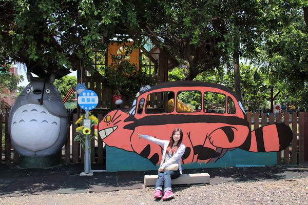 桃園龍貓公車站：【桃園觀音景點】和美幼稚園旁龍貓~和豆豆龍陪你一起搭巴士/糖果屋城堡-彩繪浮球好吸睛