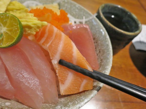 【蘆洲餐廳】福岡漁場-CP值爆表！100元就能吃到生魚片丼飯