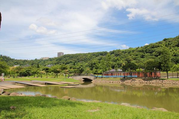 大溪河濱公園LOVE：【桃園大溪景點】大溪河濱公園LOVE~藝術造景/景觀湖/及湖濱觀景台