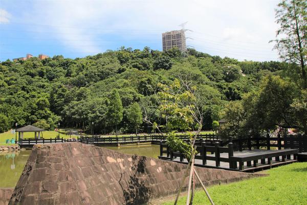 大溪河濱公園LOVE：【桃園大溪景點】大溪河濱公園LOVE~藝術造景/景觀湖/及湖濱觀景台