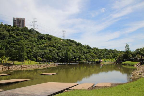 大溪河濱公園LOVE：【桃園大溪景點】大溪河濱公園LOVE~藝術造景/景觀湖/及湖濱觀景台