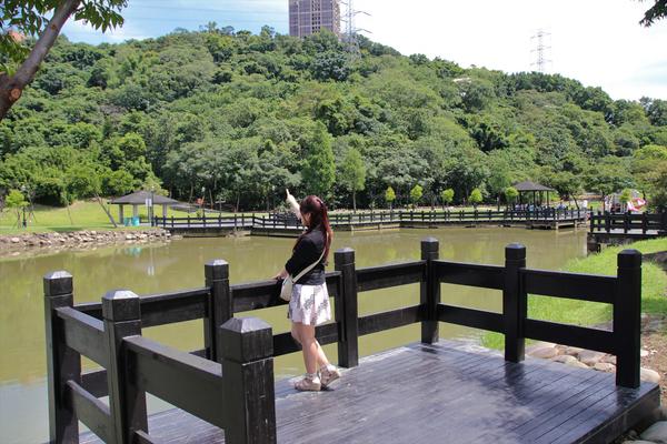 大溪河濱公園LOVE：【桃園大溪景點】大溪河濱公園LOVE~藝術造景/景觀湖/及湖濱觀景台