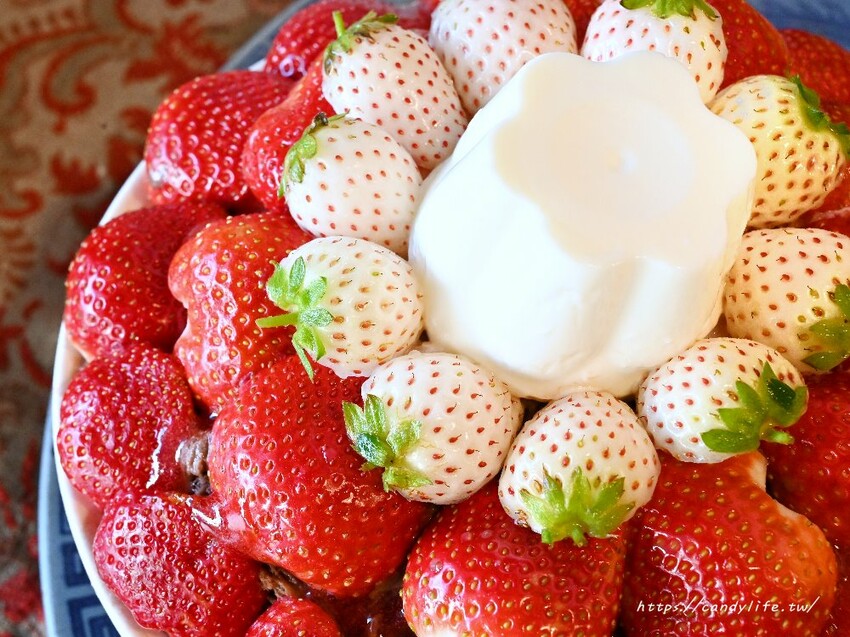 剛好冰果室｜夢幻白草莓雪花冰新登場，滿滿草莓超吸睛！季節限定，一週只賣這三天，限量販售～