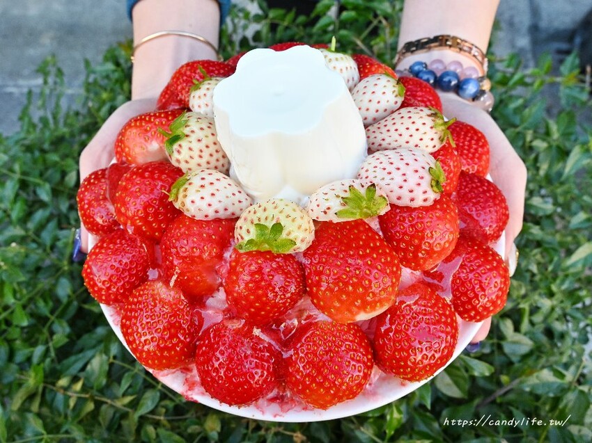 剛好冰果室｜夢幻白草莓雪花冰新登場，滿滿草莓超吸睛！季節限定，一週只賣這三天，限量販售～