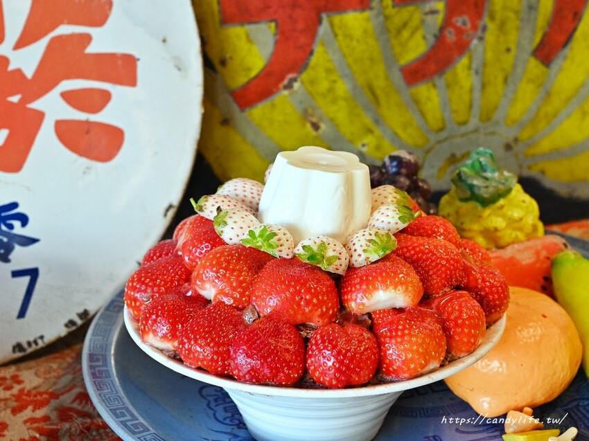 剛好冰果室｜夢幻白草莓雪花冰新登場，滿滿草莓超吸睛！季節限定，一週只賣這三天，限量販售～