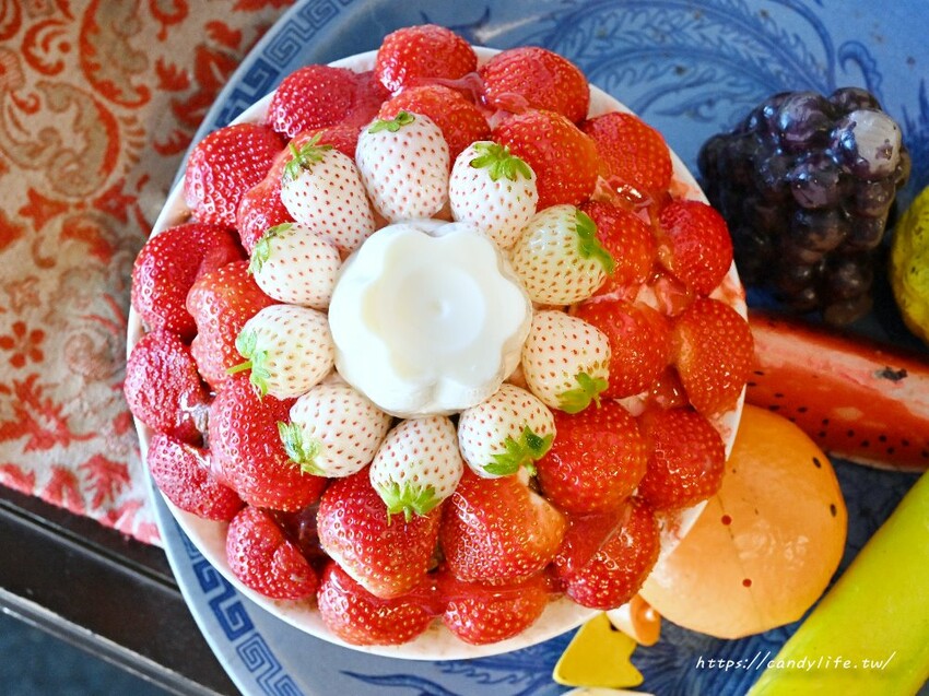 剛好冰果室｜夢幻白草莓雪花冰新登場，滿滿草莓超吸睛！季節限定，一週只賣這三天，限量販售～