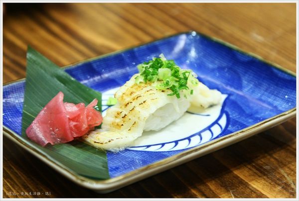 樂座爐端燒 崇德-炙比目魚緣側握.JPG 樂座爐端燒 崇德-炙比目魚緣側握.JPG