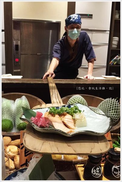 樂座爐端燒 崇德-船槳送菜-鮭魚壽司.jpg 樂座爐端燒 崇德-船槳送菜-鮭魚壽司.jpg