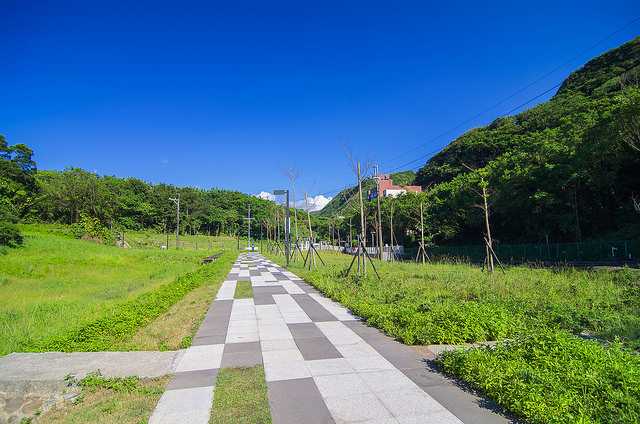 【基隆景點】浪漫的海科館火車站-依山傍海的深澳支線鐵路。站在八斗子站月台上感受歷史的紋路