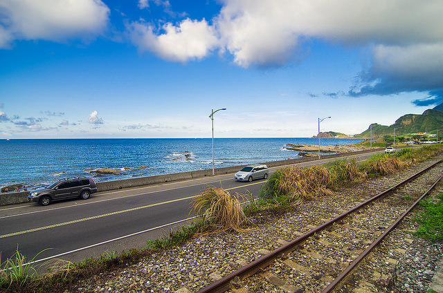 【基隆景點】浪漫的海科館火車站-依山傍海的深澳支線鐵路。站在八斗子站月台上感受歷史的紋路