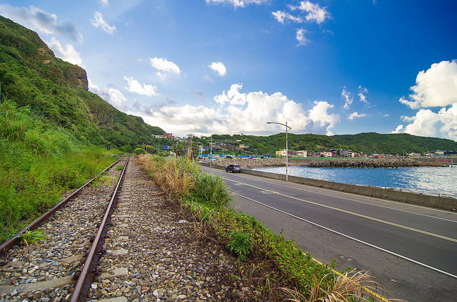 【基隆景點】浪漫的海科館火車站-依山傍海的深澳支線鐵路。站在八斗子站月台上感受歷史的紋路