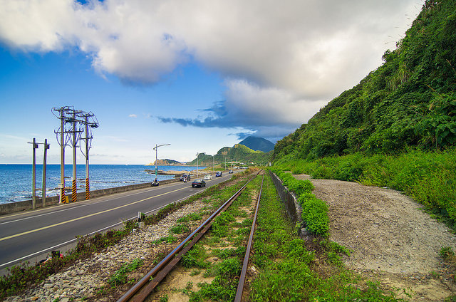 【基隆景點】浪漫的海科館火車站-依山傍海的深澳支線鐵路。站在八斗子站月台上感受歷史的紋路