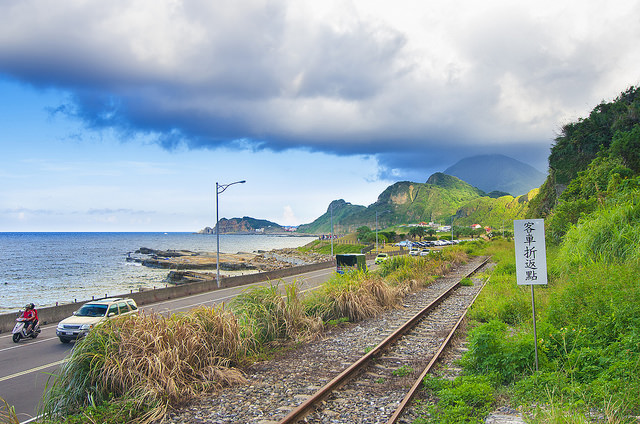 【基隆景點】浪漫的海科館火車站-依山傍海的深澳支線鐵路。站在八斗子站月台上感受歷史的紋路