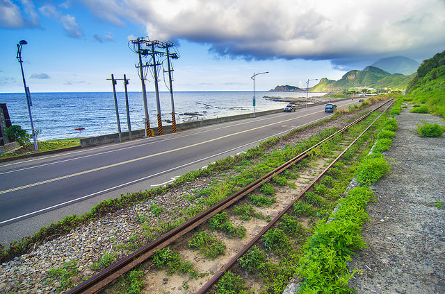 【基隆景點】浪漫的海科館火車站-依山傍海的深澳支線鐵路。站在八斗子站月台上感受歷史的紋路