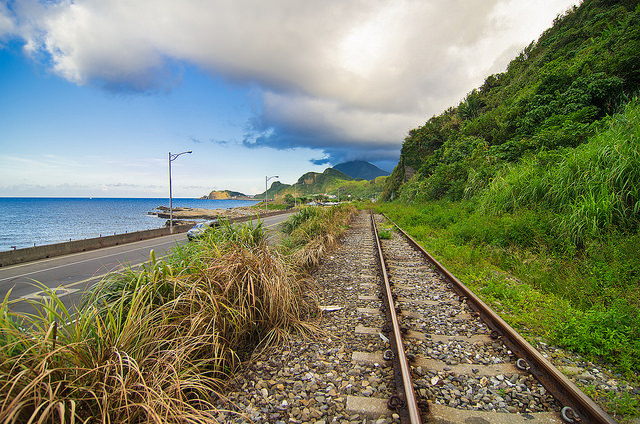 【基隆景點】浪漫的海科館火車站-依山傍海的深澳支線鐵路。站在八斗子站月台上感受歷史的紋路