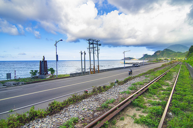 【基隆景點】浪漫的海科館火車站-依山傍海的深澳支線鐵路。站在八斗子站月台上感受歷史的紋路