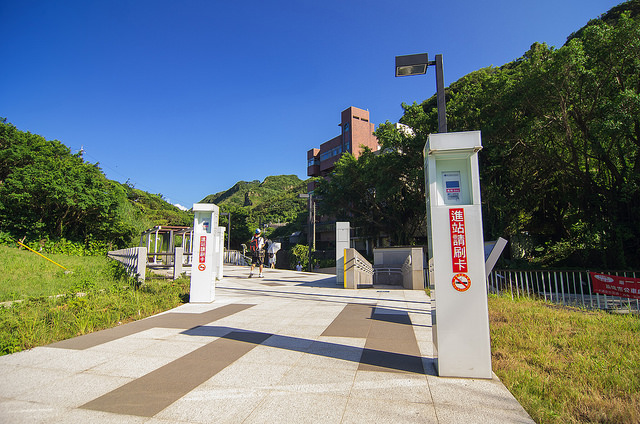 【基隆景點】浪漫的海科館火車站-依山傍海的深澳支線鐵路。站在八斗子站月台上感受歷史的紋路