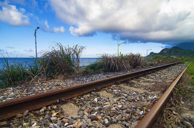 【基隆景點】浪漫的海科館火車站-依山傍海的深澳支線鐵路。站在八斗子站月台上感受歷史的紋路