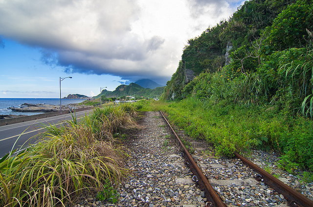 【基隆景點】浪漫的海科館火車站-依山傍海的深澳支線鐵路。站在八斗子站月台上感受歷史的紋路