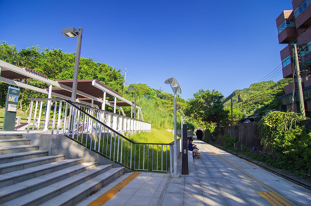 【基隆景點】浪漫的海科館火車站-依山傍海的深澳支線鐵路。站在八斗子站月台上感受歷史的紋路