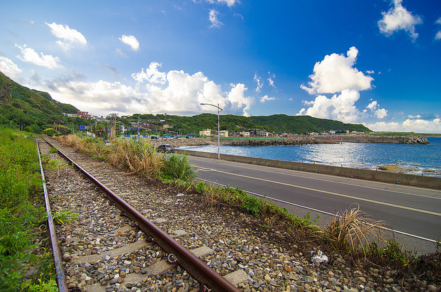 【基隆景點】浪漫的海科館火車站-依山傍海的深澳支線鐵路。站在八斗子站月台上感受歷史的紋路
