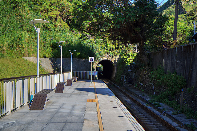 【基隆景點】浪漫的海科館火車站-依山傍海的深澳支線鐵路。站在八斗子站月台上感受歷史的紋路